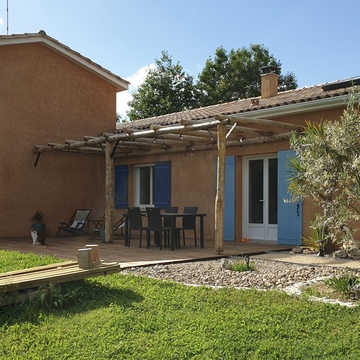 Pergola en bois + lames de terrasse en pin